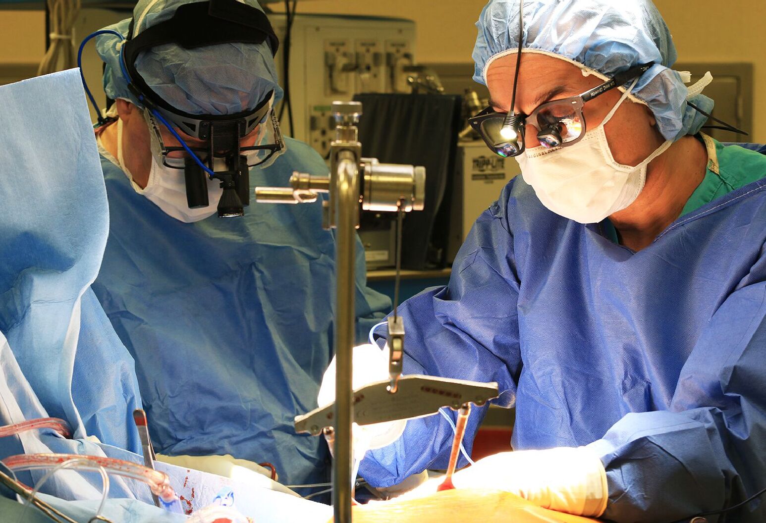 Dr. Frank Rosell (left) and Dr. Mohammed Imam perform coronary artery bypass grafting.