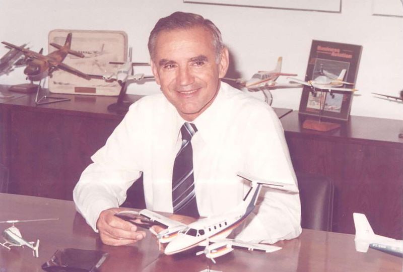 Ozires Silva at desk