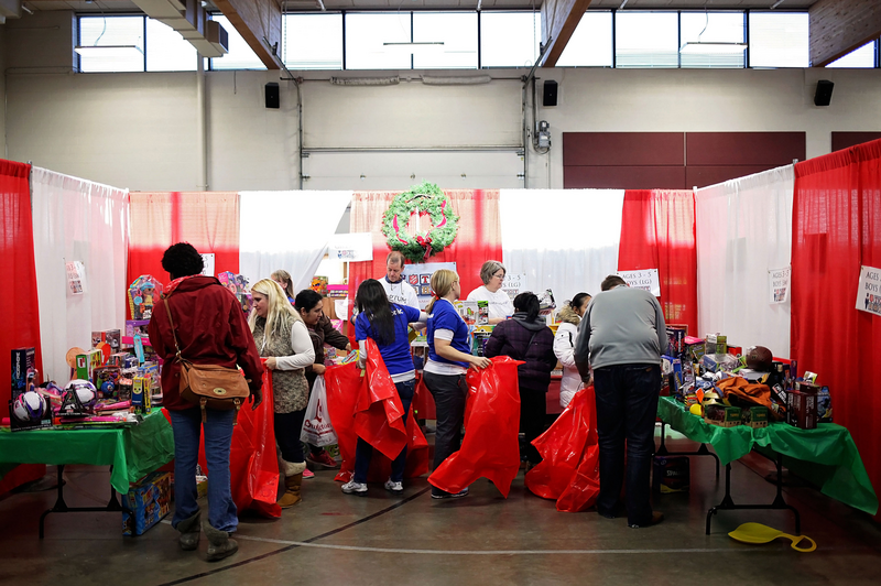 Volunteers sorting toys (JPG)